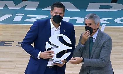 Ρεάλ Μαδρίτης: Ο Μπερτομέου βράβεψε τον Ρέγες ως Euroleague Legend!