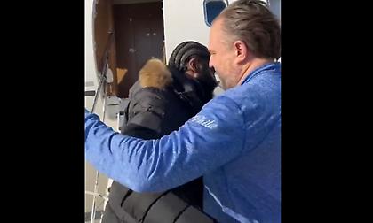 Η ζεστή αγκαλιά του Ντάριλ Μόρεϊ στον Χάρντεν κατά την άφιξή του στη Φιλαδέλφεια!