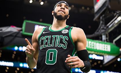 Ακάθεκτοι οι Σέλτικς πάτησαν και τους Χοκς με τρομερό Τέιτουμ!