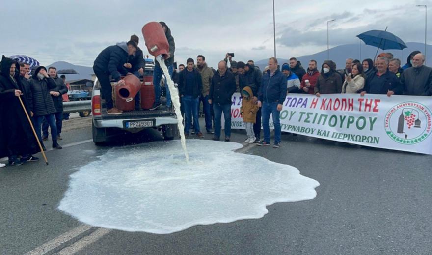 Παραγωγοί από Τύρναβο έκλεισαν την Εθνική Λάρισας-Koζάνης