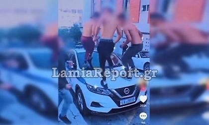 Λαμία: Χαμός στο TikTok με ημίγυμνους νεαρούς να ποζάρουν σε καπό περιπολικού και να προσάγονται!