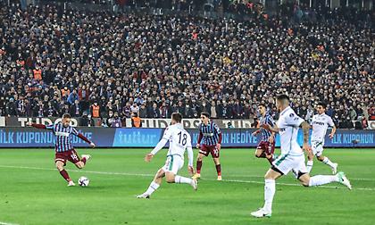 Πήρε και το ντέρμπι κορυφής και φουλάρει για τίτλο η Τράμπζονσπορ!