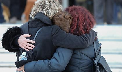 Συγκλονιστική εικόνα: Η μητέρα της Τοπαλούδη στην αγκαλιά των μανάδων Γαρυφαλλιας και Ερατούς