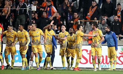 «Καθάρισε» το ντέρμπι και πάει φουλ για δεύτερος ο ΑΠΟΕΛ