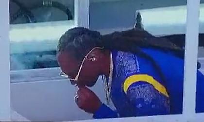 O Snoop Dogg το... έσκασε το τσιγαράκι του πριν ανέβει στην σκηνή του Super Bowl!