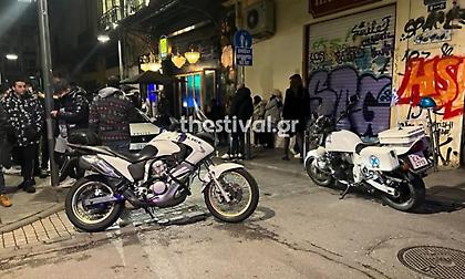 Άγριο ξύλο σε μπαρ στο κέντρο της Θεσσαλονίκης-Ένα άτομο στο νοσοκομείο
