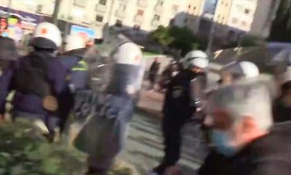 Επεισόδια σε συγκέντρωση υγειονομικών στα Προπύλαια