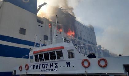 Ρυμουλκείται σε ασφαλές σημείο το φλεγόμενο