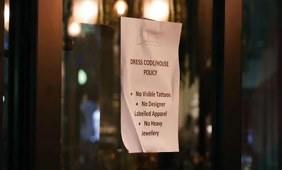 Εστιατόριο απαγόρευσε την είσοδο σε ανθρώπους με εμφανή τατουάζ, ακριβά ρούχα και χρυσαφικά
