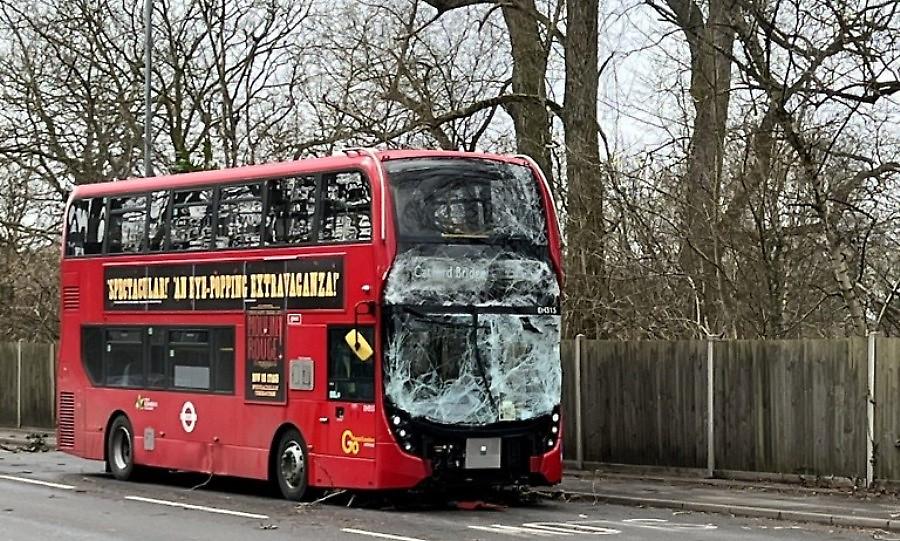 Τρομακτικό βίντεο: Δέντρο πέφτει σε κινούμενο λεωφορείο στην Αγγλία