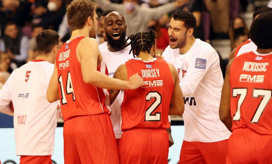 Η απονομή του Κυπέλλου Ελλάδας στον Ολυμπιακό