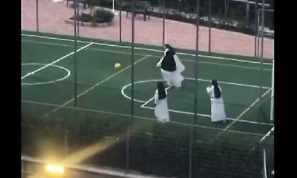 Καλόγριες άφησαν για λίγο την εκκλησία και το έριξαν στο ποδόσφαιρο