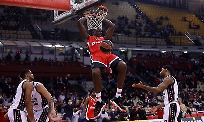 «Εγκλώβισε» την Αρμάνι με… φόρα από Ηράκλειο και φουλάρει για τετράδα ο τρομερός Ολυμπιακός!