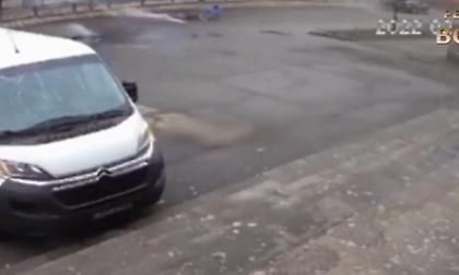 Σοκαριστικό βίντεο: Ποδηλάτης βρίσκει ακαριαίο θάνατο από βλήμα πυροβολικού