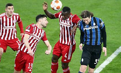 Η αποτυχία του «μισού μηδέν» του Ολυμπιακού - Η Αταλάντα ακόμη βγάζει πάσες στην πλάτη της άμυνας...