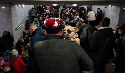 Συγκλονίζουν οι εικόνες Ουκρανών που πέρασαν τη νύχτα σε σταθμούς του Μετρό