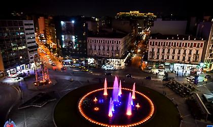 Φωταγωγείται στα χρώματα της ουκρανικής σημαίας η πλατεία Ομονοίας