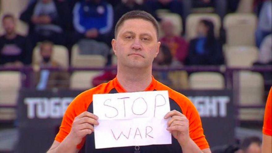 Το «Stop War» του Ρίζικ πριν το Ολυμπιακός-Αρμάνι