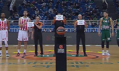 Το «Stop the war» από τους διαιτητές πριν το Παναθηναϊκός-Ερυθρός Αστέρας