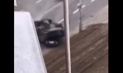 Σοκαριστικό βίντεο: Άρμα λιώνει αυτοκίνητο εν κινήσει, με τον οδηγό να επιβιώνει!