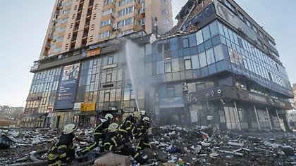 Ουκρανία: Δύο νεκροί, έξι τραυματίες, από το ρωσικό πλήγμα σε πολυκατοικία στο Κίεβο