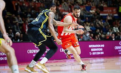 Λύγισε τη Φενέρ ο Ερυθρός Αστέρας και έκανε «δώρο» στον Ολυμπιακό