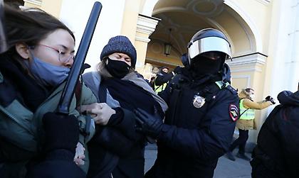 Βίαιες συγκρούσεις αστυνομίας-πολιτών στην Ρωσία σε συγκέντρωση υπέρ της Ουκρανίας!