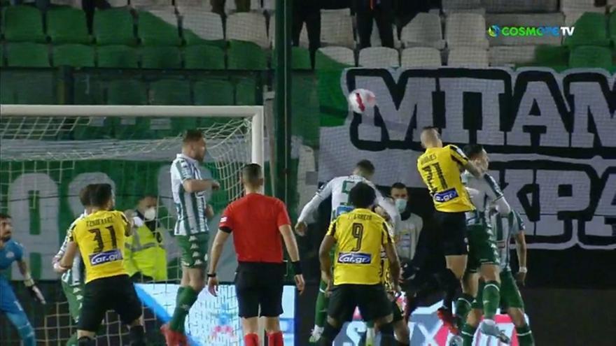Πρώτη απειλή της ΑΕΚ με κεφαλιά του Βράνιες