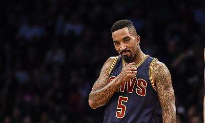 Τζέι Αρ Σμιθ: «Προτιμούμε να ξοδέψουμε 60 χιλ. σε στριπτιτζάδικα παρά να βοηθήσουμε την κοινωνία»