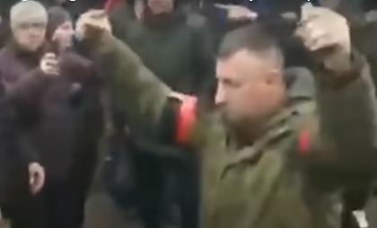 Ουκρανία: Ρώσοι στρατιώτες κρατούν στα χέρια χειροβομβίδες και απειλούν πολίτες!