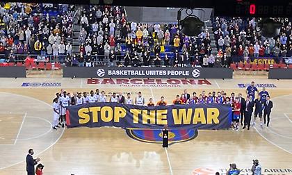 Συγκινητικές στιγμές στη Βαρκελώνη και το πανό για τον πόλεμο στην Ουκρανία