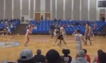 Μια γενιά γεμάτη Στεφ Κάρι: Έβαλαν έξι συνεχόμενα τρίποντα από... το σπίτι τους σε σχολικό αγώνα!