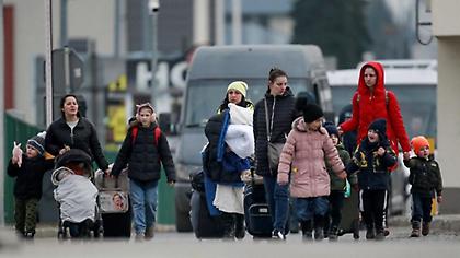 Ουκρανία: Ανατριχιαστικό πλάνο με αμάχους κάτω από κατεστραμμένη γέφυρα