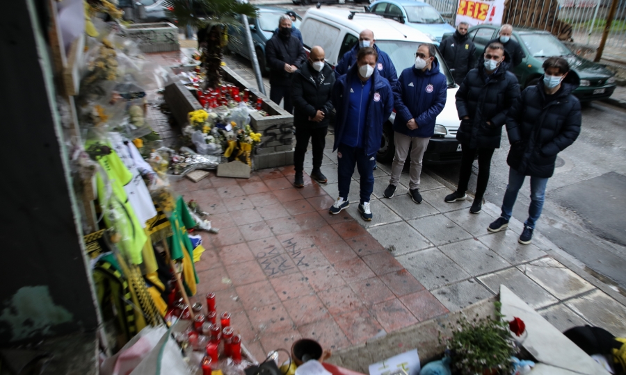 Ολυμπιακός: Λουλούδια στο σημείο της δολοφονίας του Άλκη