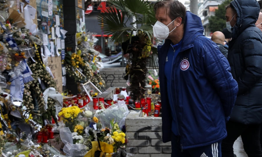 Ολυμπιακός: Λουλούδια στο σημείο της δολοφονίας του Άλκη