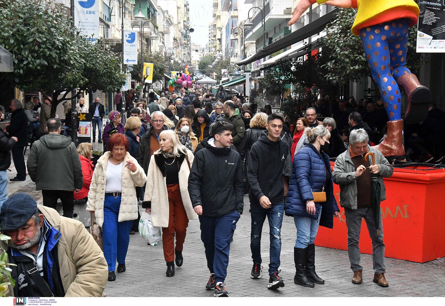 Πάτρα: «Βούλιαξε» από κόσμο στο καρναβάλι