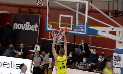 Εντυπωσιακό κάρφωμα του Κακλαμανάκη κόντρα στη Λάρισα