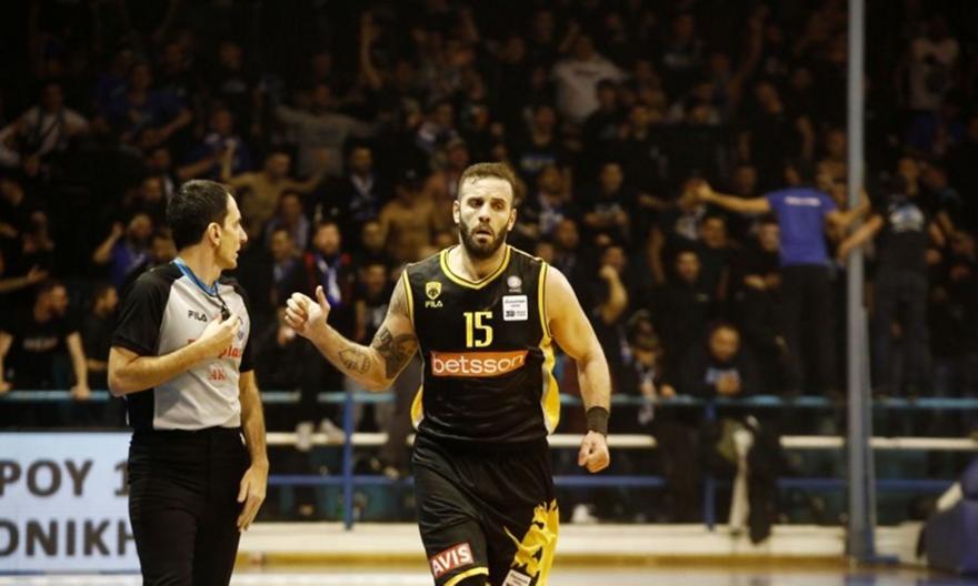 Νίκος Παππάς... αλά ΛεΜπρόν Τζέιμς έστειλε την μπάλα στην κερκίδα