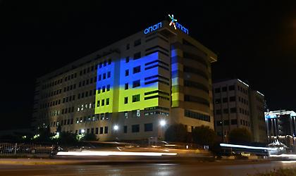Στα χρώματα της ουκρανικής σημαίας φωτίστηκαν τα κεντρικά γραφεία του ΟΠΑΠ