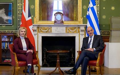 Γκάφα από την Βρετανίδα υπουργό εξωτερικών: Τάγκαρε τον Βέρτη αντί για τον Δένδια