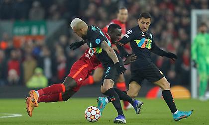 Σεντράρει ο Άρνολντ, απειλή με Μάτιπ και Φαν Ντάικ