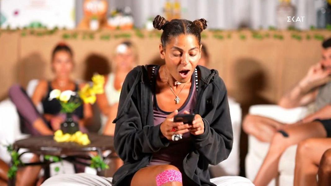 Survivor: Νίκη και επικοινωνία μέσω μηνυμάτων με δικούς τους για τους Κόκκινους