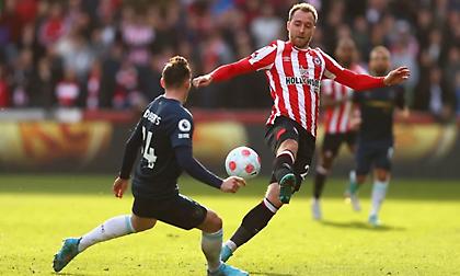 Ξέρανε… δια πόδος Έρικσεν και την Μπέρνλι και ξεμακραίνει η Μπρέντφορντ