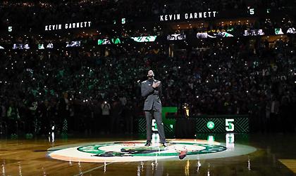 Οι Μπόστον Σέλτικς απέσυραν τη φανέλα του σπουδαίου Κέβιν Γκαρνέτ σε φαντασμαγορική τελετή!