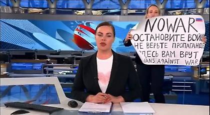 Ρωσίδα εμφανίστηκε με αντιπολεμικό πλακάτ σε δελτίο ειδήσεων και κινδυνεύει με φυλακή!
