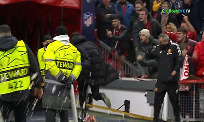 Χαμός με τη λήξη στο «Ολντ Τράφορντ»: Βροχή από αντικείμενα και αποδοκιμασίες σε Σιμεόνε!