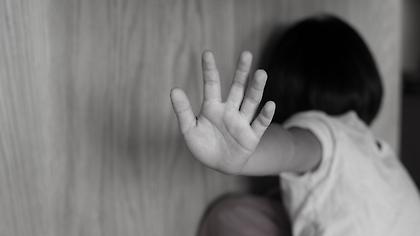 Φρίκη στη Θεσσαλονίκη: Βίαζε τις ανήλικες φίλες των παιδιών του