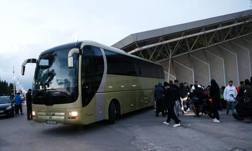 Ψυχολογικές ντόπες από φιλάθλους του Παναθηναϊκού κατά την αναχώρηση για το ΣΕΦ
