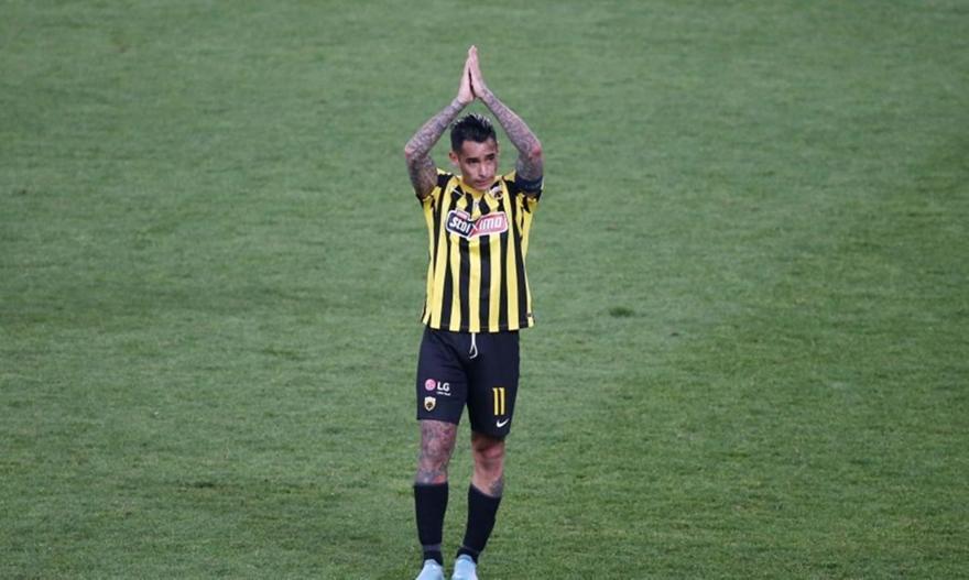 Συγκινήθηκε από την αποθέωση ο Αραούχο κι ανταπέδωσε το χειροκρότημα στο κοινό