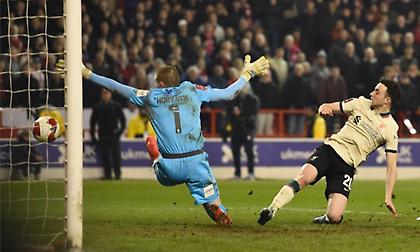 Πρόκριση για την Λίβερπουλ με ασίστ Τσιμίκα υπό το βλέμμα… Μαρινάκη!